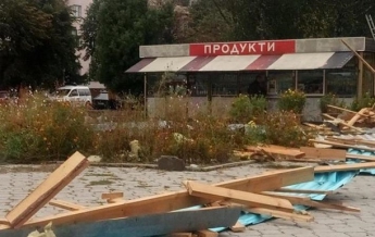 В Житомирской области ветер сорвал крышу магазина, есть пострадавшие (видео)