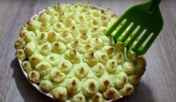 Рецепт м'ясного пирога з печерицями, замість тіста у якого картопляне пюре (видео)