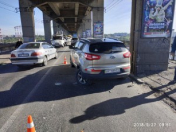 На запорожском мосту столкнулись три машины (Фото)