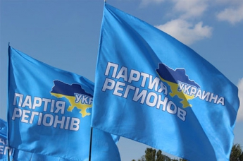 В Запорожской области коммунальщики собирают листья в "регионаловский" флаг