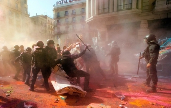 В Барселоне сторонники независимости подрались с полицией