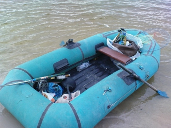Рыбак на резиновой лодке нуждался в помощи спасателей