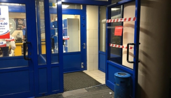 В известном запорожском супермаркете посетители выбили дверное стекло (ФОТО)