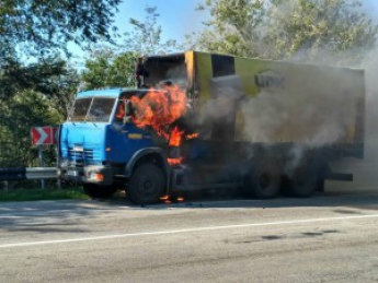 На трассе под Запорожьем загорелся грузовик (Фото)