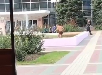 Мужчина в трусах "купался" в центральном фонтане, собирая мелочь со дна (видео)