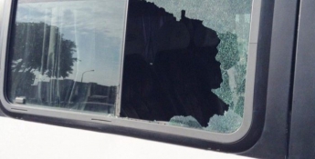В Запорожье разъяренный пассажир выбил окно в маршрутке (ВИДЕО)