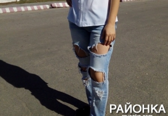 «Социальный эксперимент»: в Запорожской области учительница пришла в школу в рваных джинсах (Фото)