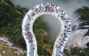 В Китае появился стеклянный мост со спецэффектами (видео)