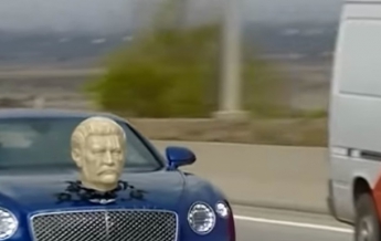 В Грузии замечен Bentley с головой Сталина