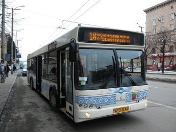 В Запорожье водитель автобуса выяснял отношения с автоледи (ВИДЕО)