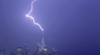 Невероятные кадры: молния ударила в самое высокое здание США (видео)