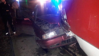 ДТП в Харькове: иномарка столкнулась лоб в лоб с трамваем, трое пострадавших (Фото)