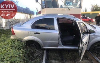 В Киеве трамвай протаранил автомобиль