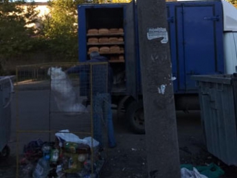 Вместе с хлебом привезли мусор на свалку (фото)