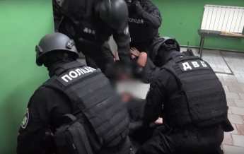 В харьковском метро полицейские избивали пассажиров и вымогали деньги