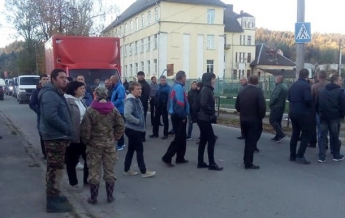 Во Львовской области протестующие перекрыли трассу