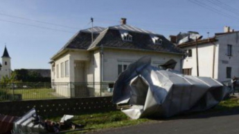 Разрушил дома и вырвал деревья: мощный торнадо обрушился на Ужгород (видео)