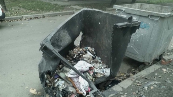 В Заводском районе Запорожья вандалы сожгли пять мусорных баков