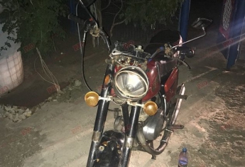 В Мелитополе мотоцикл с оружием припарковали на крыше
