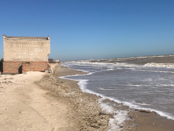 В Кирилловке осеннее море съедает пляжи (фото, видео)