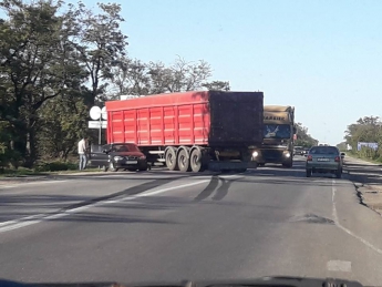 На окраине Мелитополя водитель грузовика на "встречке" влетел в легковушку (фото)