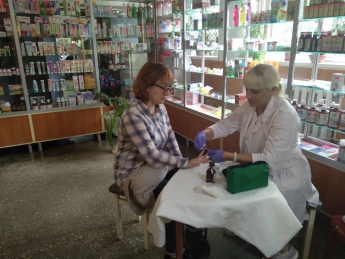 В Мелитополе давление горожанам медики измеряли прямо в супермаркетах и на рынках (фото)