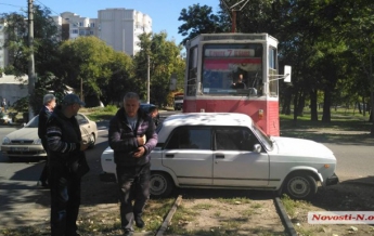 В Николаеве трамвай протаранил легковушку и протащил 20 метров (фото)