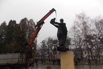 В Польше сносят памятники советским солдатам, в России негодуют