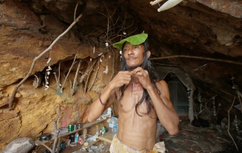 В Таиланде "Казанова" из пещеры хвастает трофеями (фото)