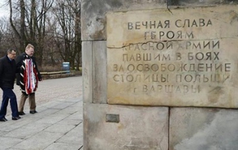 В Польше разбили надгробия на кладбище советских солдат