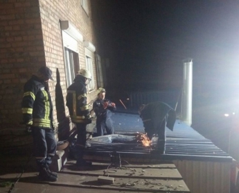 В центре Запорожья мужчина выпал с окна 7 этажа прямо на крышу супермаркета и разбился насмерть – ФОТО