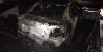 Ночью в центре Запорожья сгорела «КИА»: досталось трем соседним авто