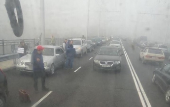 Водители блокировали дороги в Виннице и на Закарпатье (видео)