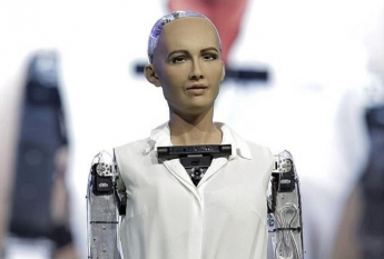 Гройсман пригласил на свидание робота Софию (Видео)