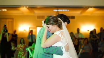 Невеста услышала голос покойного отца на свадьбе (видео)