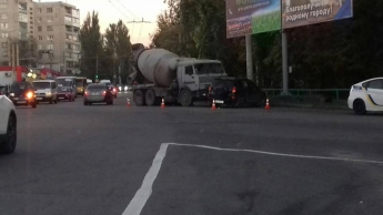 В Запорожье грузовик с бетономешалкой протаранил автомобиль (ФОТО)