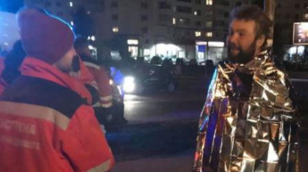 В Киеве полуголый мужчина бросился под фуру (видео)