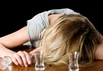В Мелитополе пьяной девочке-подростку пришлось вызывать скорую (фото)