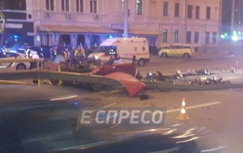 В Киеве авто протаранило отбойник: двое погибших