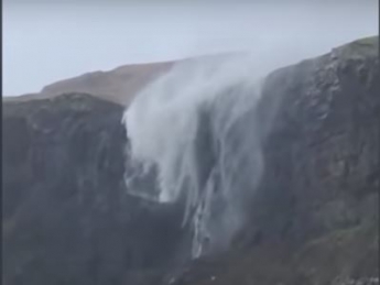 Водопад из-за шторма "улетел" в небо: невероятное видео