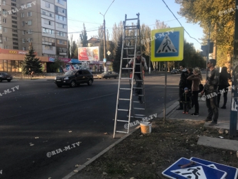 Старые дорожные знаки в Мелитополе меняют на светоотражающие (фото)