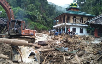 Десятки людей погибли из-за обрушения школы в Индонезии