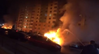 В пригороде Киева массово сожгли автомобили жителей (видео)