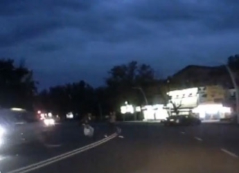 На проспекте водитель чудом увернулся от пешеходов (видео)
