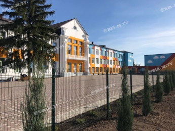 Во дворе школы будущего в Мелитополе высадили порядка сотни вечнозеленых деревьев (фото)