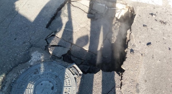 В Запорожской области посреди дороги обвалился асфальт (ФОТО)