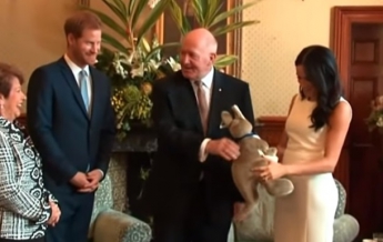 Принца Гарри и супругу поздравили в Австралии с ожиданием ребенка (видео)