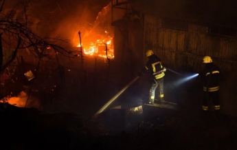 В Одессе пожар уничтожил 16 пляжных домиков (видео)