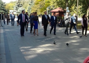 Горожане фотографировались с Мариной Порошенко, гуляющей по парку (фото)