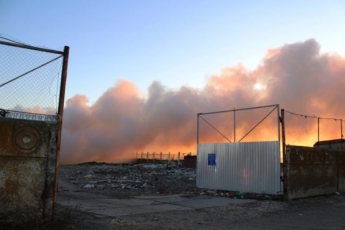 Нечем дышать: в Запорожской области второй день горит мусорный полигон (ФОТО)